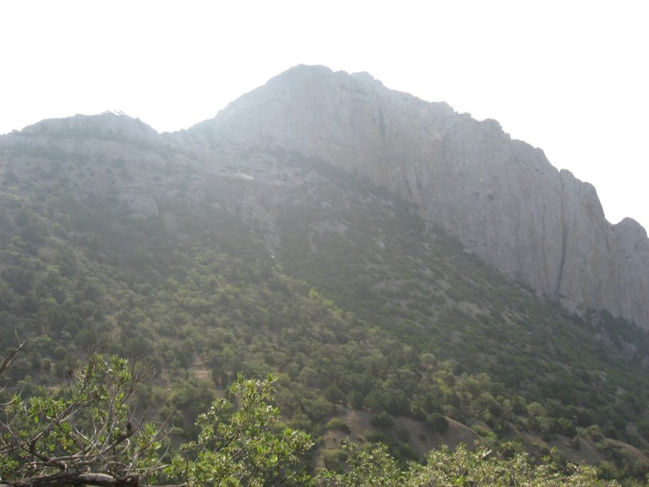 Фото вершины горы Сокол. Сделано за 300-400 метров от источника Святой Анастасии. 