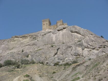 Генуэзская крепость на скале
