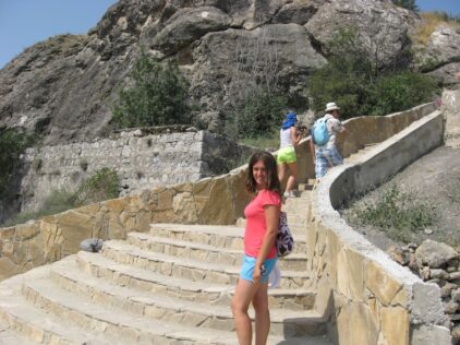 Начало каменной лестницы к Генуэзской крепости