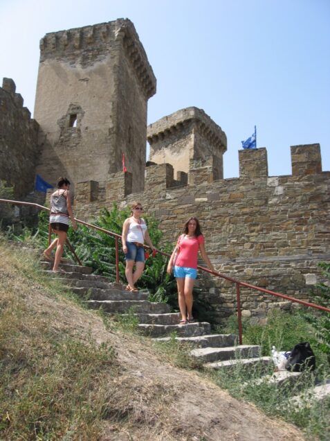 Защитные башни и лестница Генуэзской крепости.